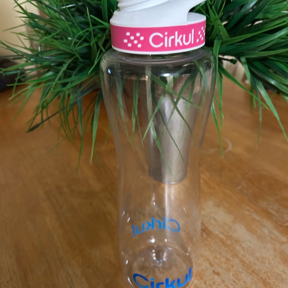 Cirkul 42 oz bottle and sleeve